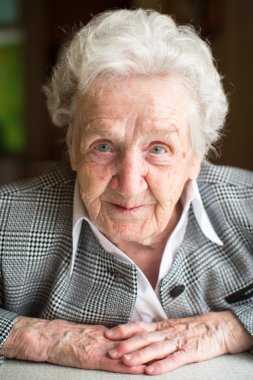 gri saçlı yaşlı kadın.