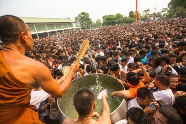 Katılımcıların Kutsal su ile Blessing Wai Kroo
