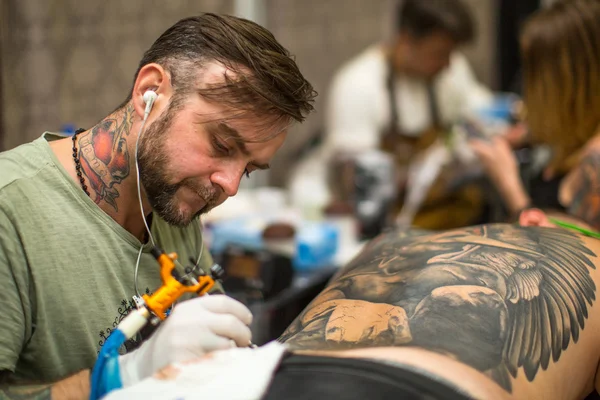 Unidentified festival participant make a tattoos — Stock Photo, Image