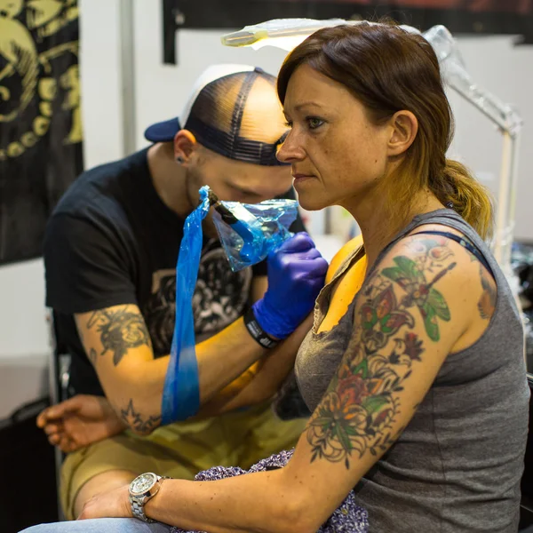 Azonosítatlan fesztivál résztvevője, hogy egy tetoválás — Stock Fotó