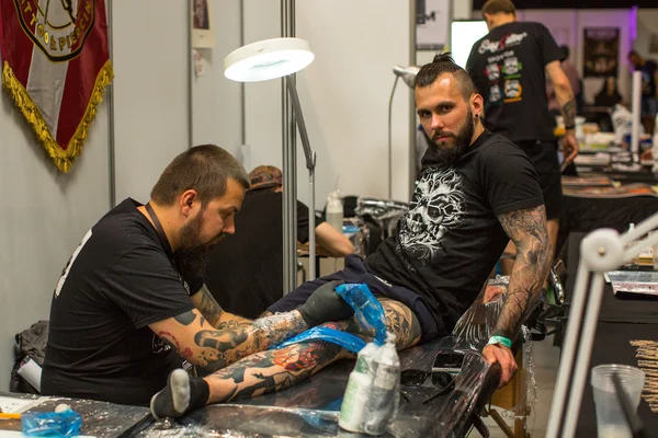 Unidentified festival participant make a tattoos — Stock Photo, Image