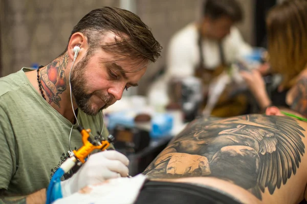 Participante del festival no identificado hacer tatuajes —  Fotos de Stock