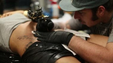 Kimliği belirsiz Festivali katılımcı bir dövme yapmak