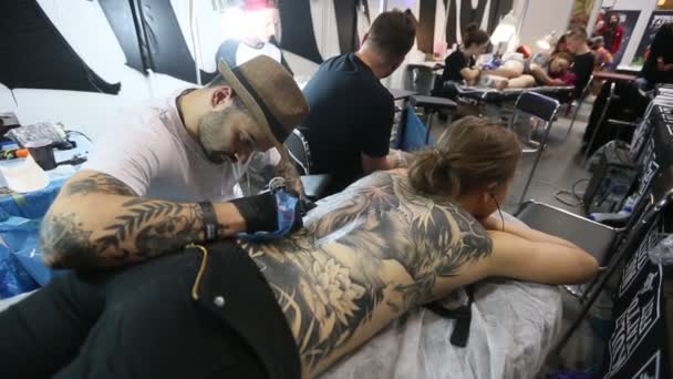 Unidentified festival participant make a tattoos — Stock Video