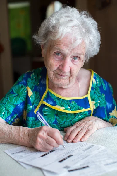 Woman pays the utility bills. — Stockfoto