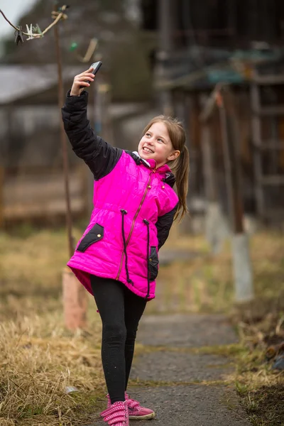 Kislány teszi selfie a telefon — Stock Fotó