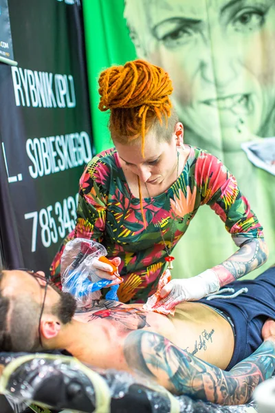 Partecipante al festival non identificato fa un tatuaggio — Foto Stock