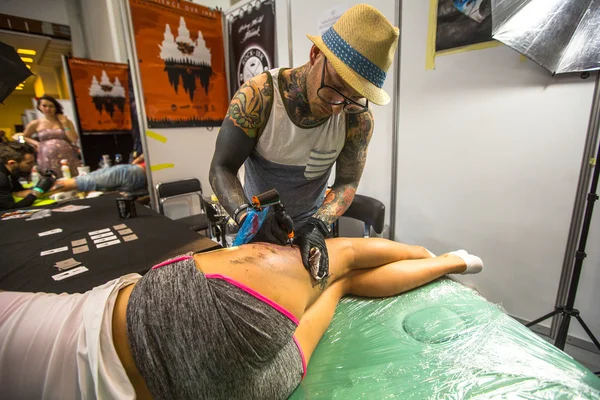 Participante del festival no identificado hacer tatuajes — Foto de Stock