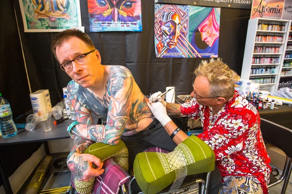 Neidentifikovaný festivalu účastník učinit tetování — Stock fotografie