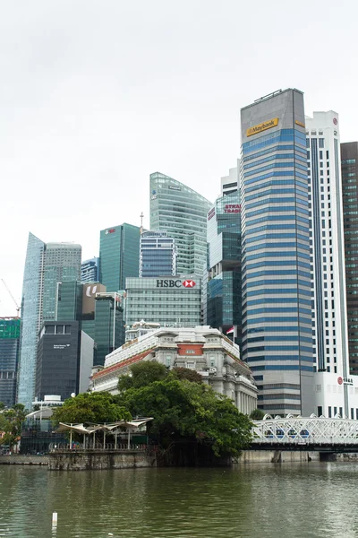 De skyline van de gebouwen in de zakenwijk Marina Bay — Stockfoto