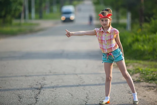 Mała dziewczynka autostopem — Zdjęcie stockowe