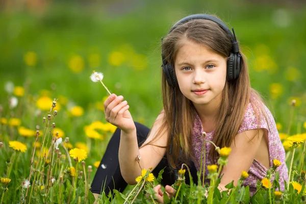 Kislány fejhallgató — Stock Fotó
