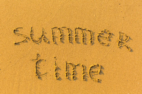 Zomertijd belettering op zand — Stockfoto