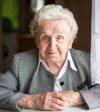 neşeli yaşlı kadın