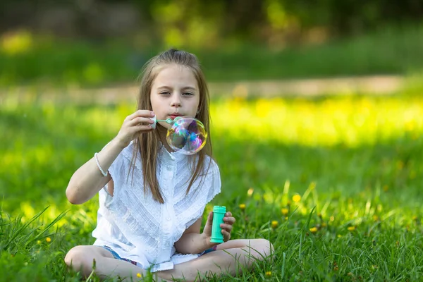 Bambina soffiando bolle — Foto Stock