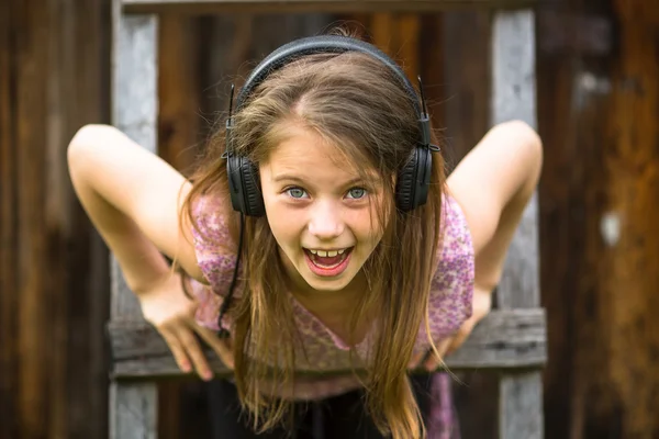 Menina nos fones de ouvido . — Fotografia de Stock