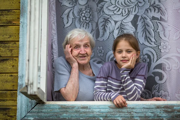 Babcia z małą wnuczkę razem — Zdjęcie stockowe