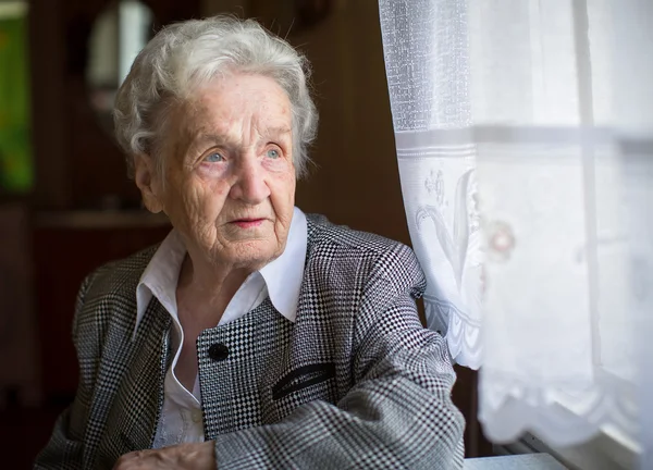 Retrato de mujer anciana — Foto de Stock