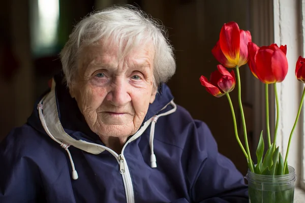 Porträt einer älteren Frau — Stockfoto