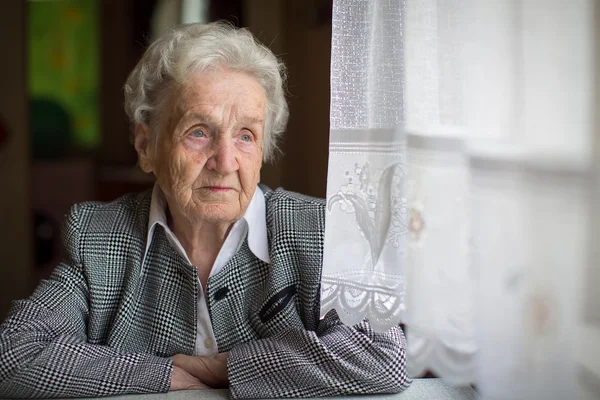 Retrato de mujer anciana — Foto de Stock