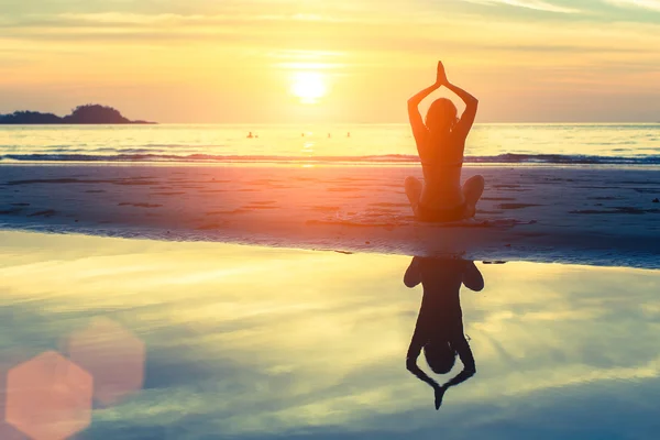 Silueta de meditación yoga mujer —  Fotos de Stock
