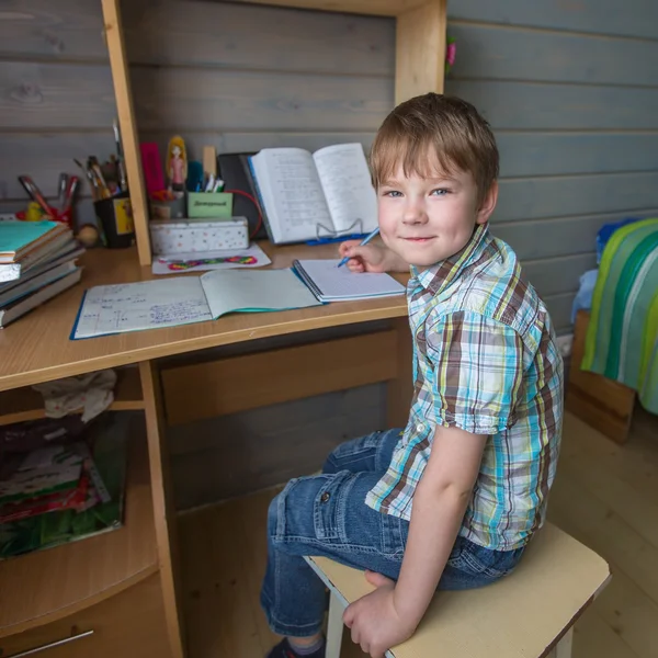 Liten pojke gör skolan läxor — Stockfoto