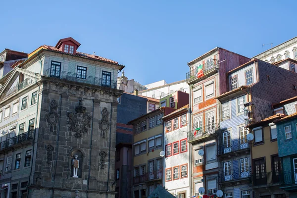 Casas en el centro histórico de Oporto — Foto de Stock