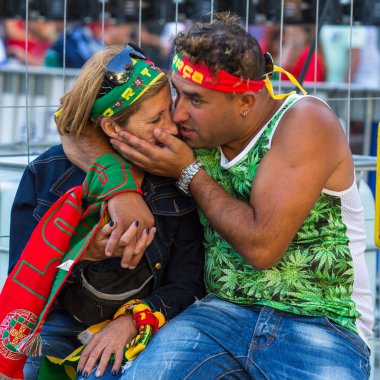 Portekizce fanlar futbol maçı sırasında