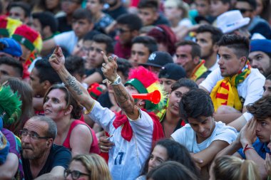 Portekizce fanlar futbol maçı sırasında