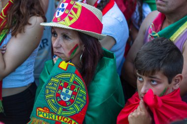 Portekizce fanlar futbol maçı sırasında