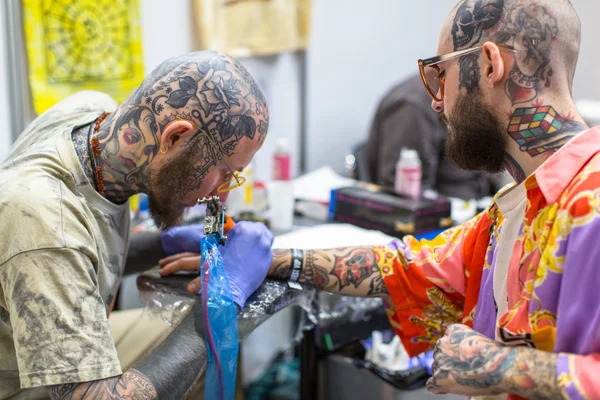 Unidentified festival participant make a tattoos — Stock Photo, Image