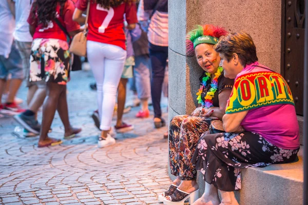 Portugiesische Fans während eines Fußballspiels — Stockfoto