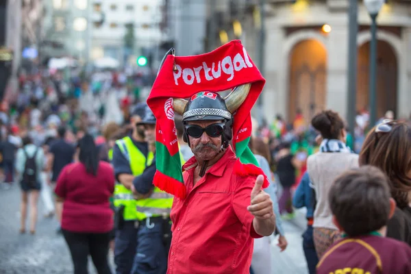 Portugisiska fans under fotbollsmatch — Stockfoto