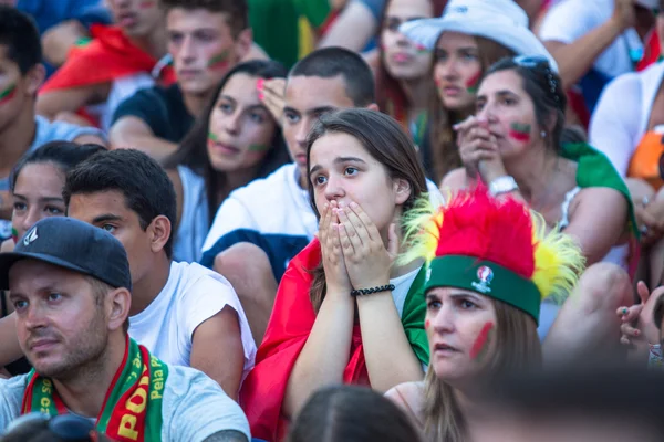 Aficionados portugueses durante el partido —  Fotos de Stock