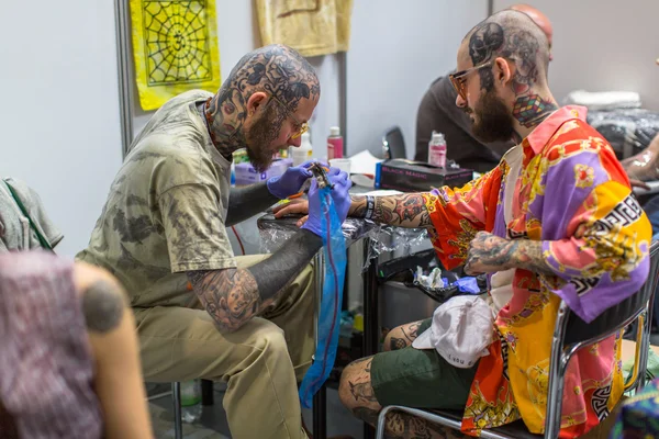 Festivalens deltagare göra en tatueringar — Stockfoto