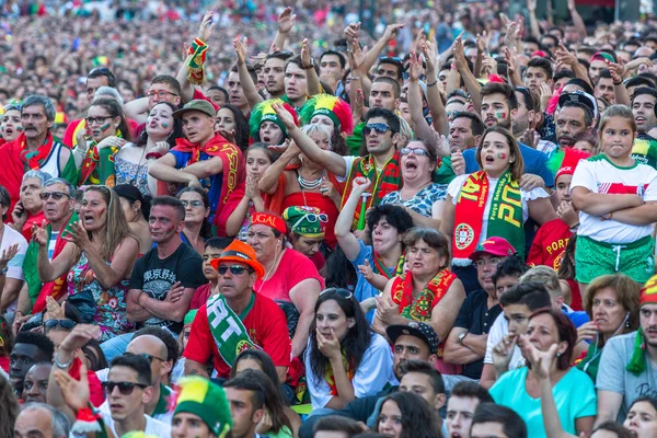 Aficionados portugueses durante el partido — Foto de Stock