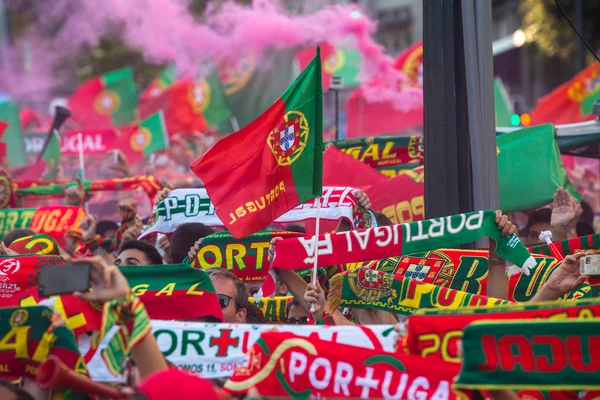Болельщики Португалии во время матча — стоковое фото