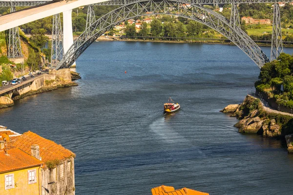 Turist tekneleri Douro Nehri üzerinde — Stok fotoğraf