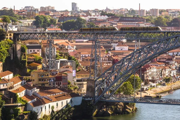 Zug der porto metro auf dom lui — Stockfoto