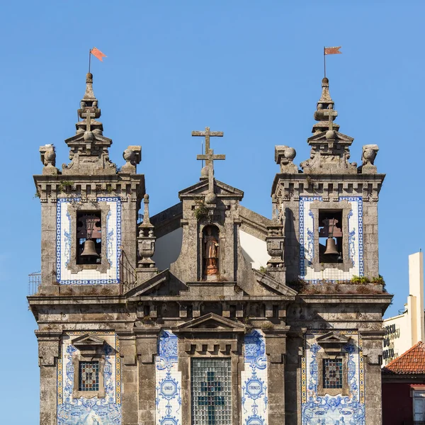 Gevel van de kerk van Saint Ildefonso — Stockfoto