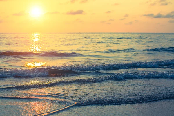 Gyönyörű naplemente az óceánon. — Stock Fotó