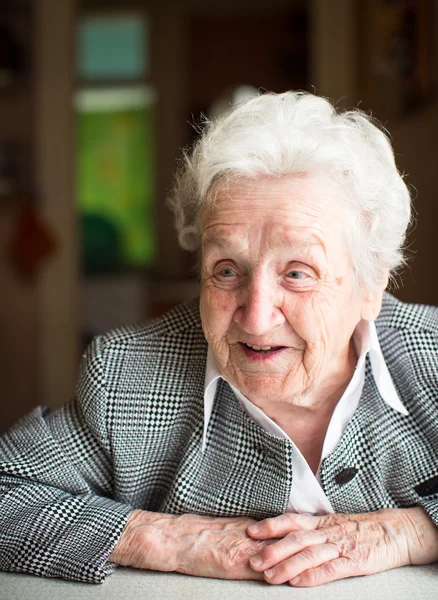  gri saçlı yaşlı kadın.