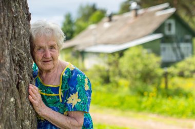ağaca karşı yaşlı kadın