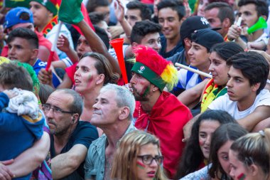 fanlar futbol maçı sırasında