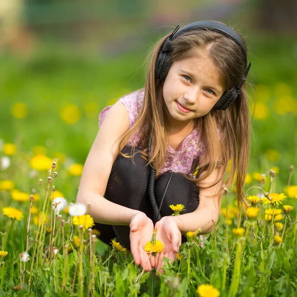 Menina engraçada em fones de ouvido — Fotografia de Stock