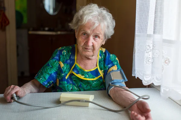 Oudere vrouw gepensioneerde — Stockfoto