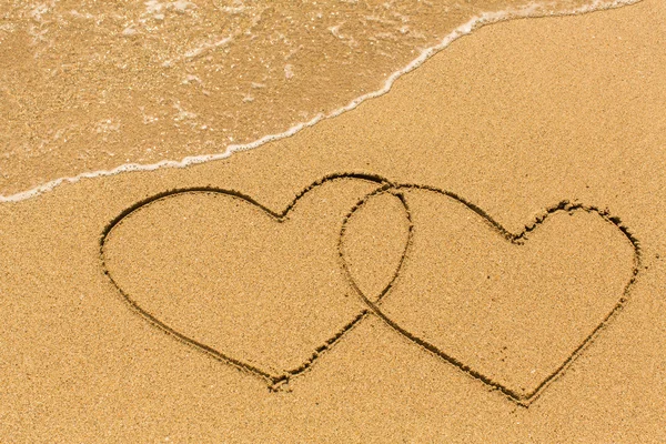 Dois de corações desenhados na praia — Fotografia de Stock