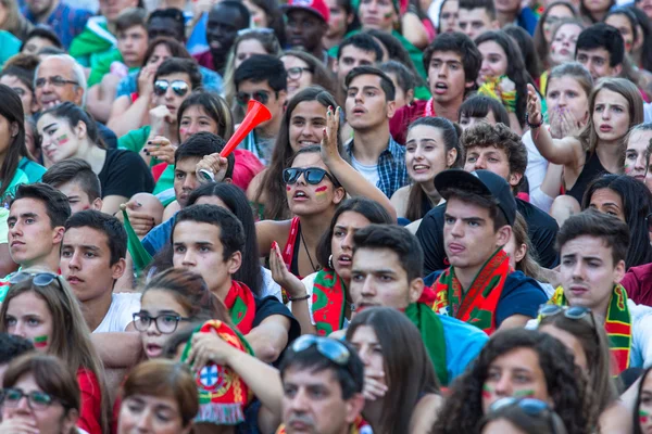 Aficionados durante el partido de fútbol — Foto de Stock