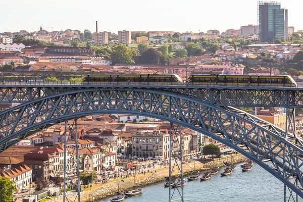 Zug der Porto-U-Bahn auf Brücke — Stockfoto