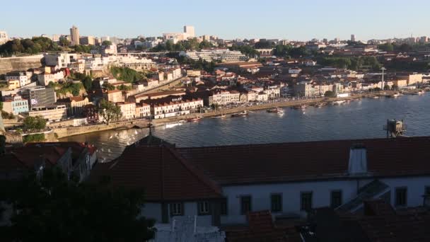 Θέα τον ποταμό Douro και της παλιάς πόλης του Πόρτο, Πορτογαλία. — Αρχείο Βίντεο